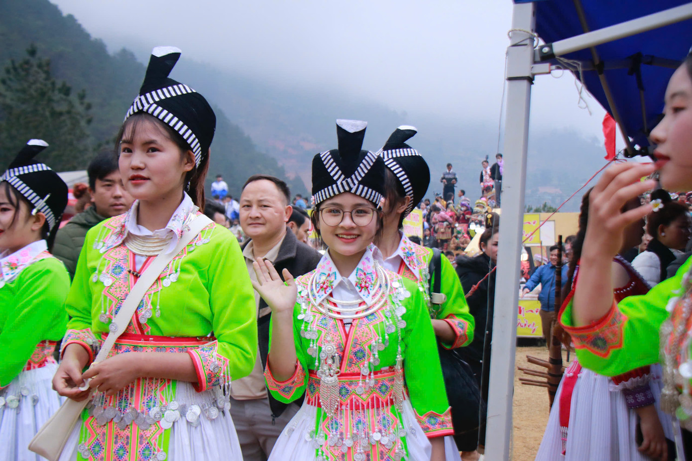Các bạn trẻ trong trang phục dân tộc rực rỡ, háo hức hòa mình vào không khí lễ hội.