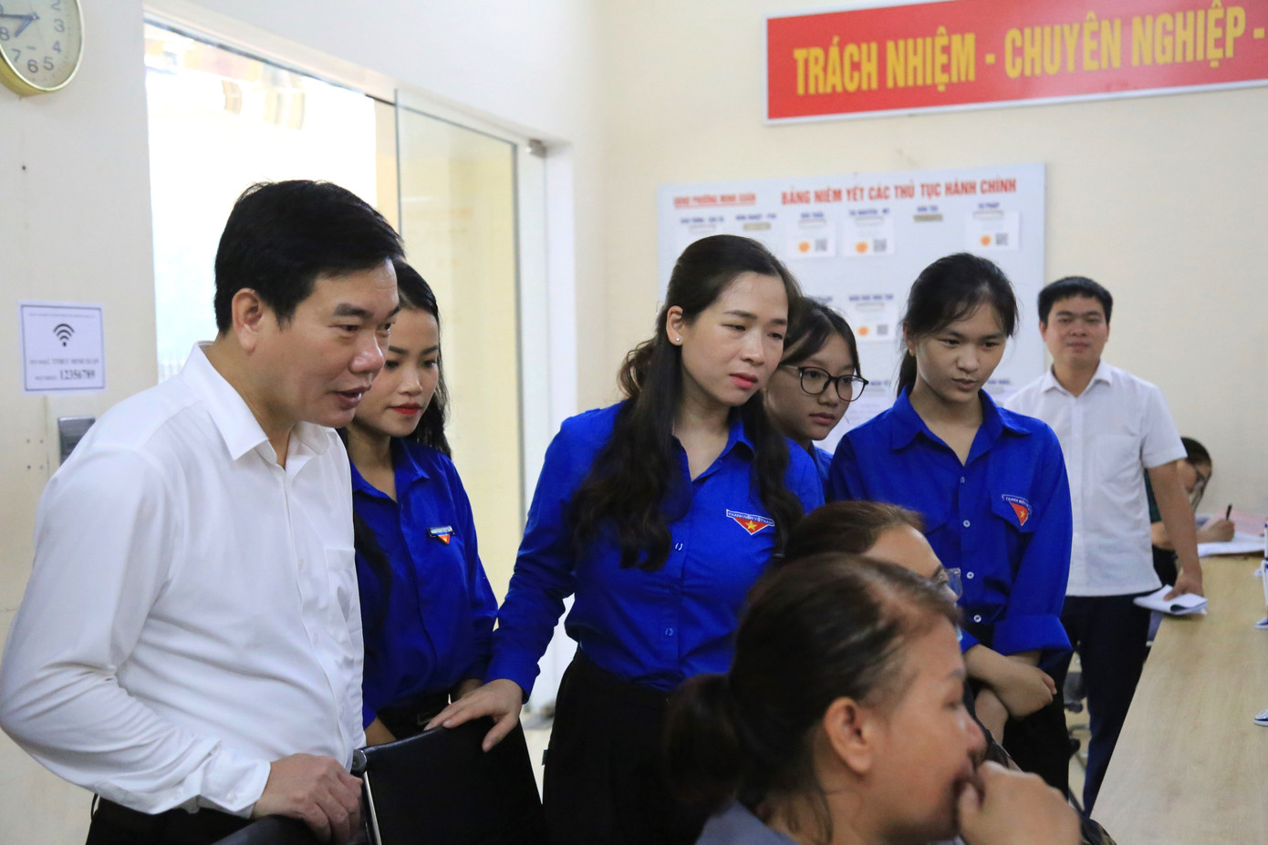 Ngay sau lễ ra quân, ông Nguyễn Việt Khánh - Phó Chủ tịch Ủy ban MTTQ Việt Nam tỉnh Tuyên Quang, cùng Bí thư Tỉnh Đoàn Dương Minh Nguyệt đã tới kiểm tra thực tế tại một số cơ sở hành chính công, lắng nghe phản hồi của người dân và chỉ đạo đảm bảo việc hỗ trợ diễn ra thông suốt. Ảnh: Thành Đạt