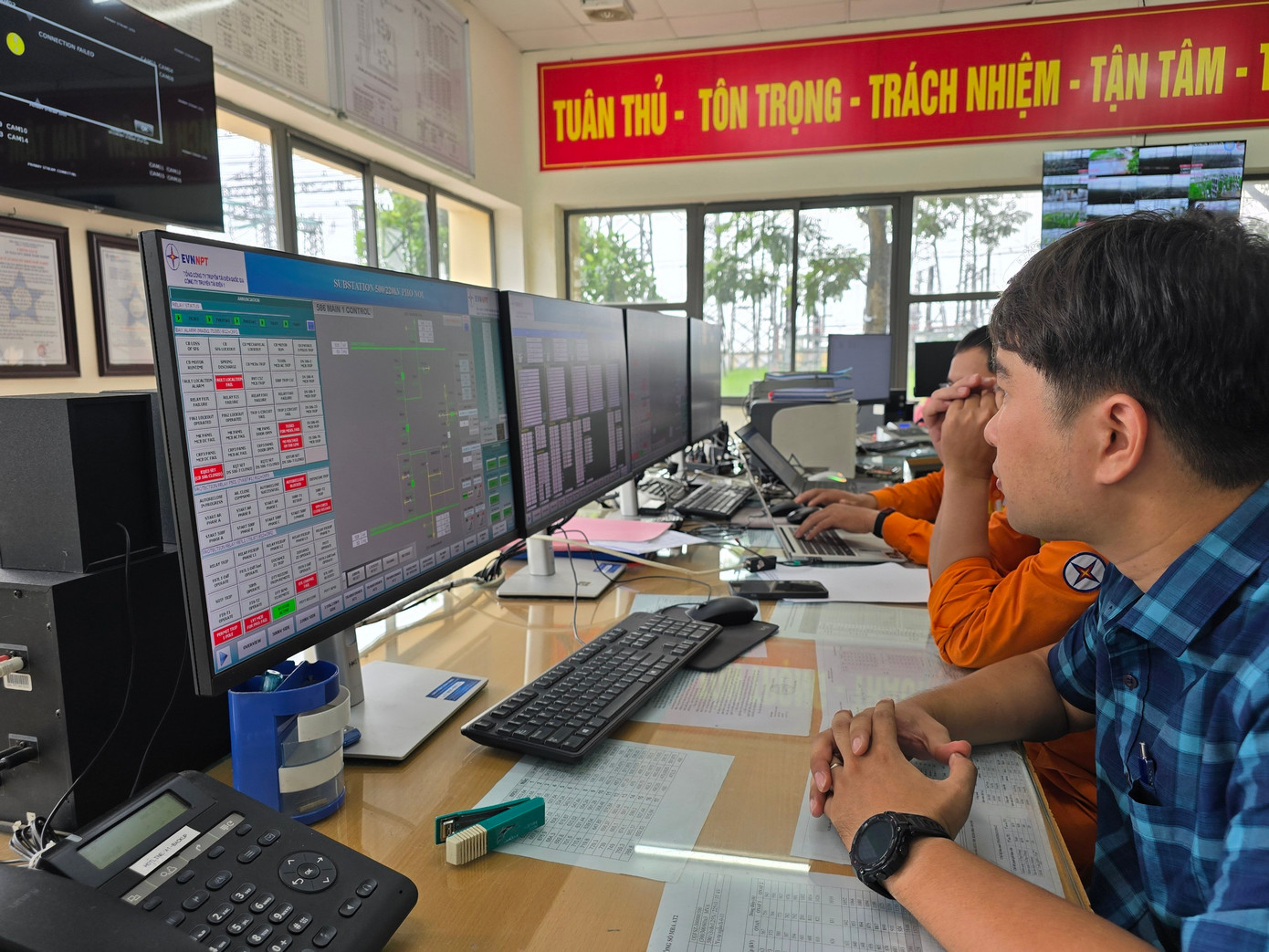 Tại phòng điều khiển của trạm biến áp 500kV Phố Nối, hạng mục mở rộng đường dây được quản lý trên bảng điều khiển ở máy vi tính. Đường hiển thị màu xanh lá cây trên màn hình là nguồn điện 500kV, màu đỏ là 220kV và xanh dương là 110kV.