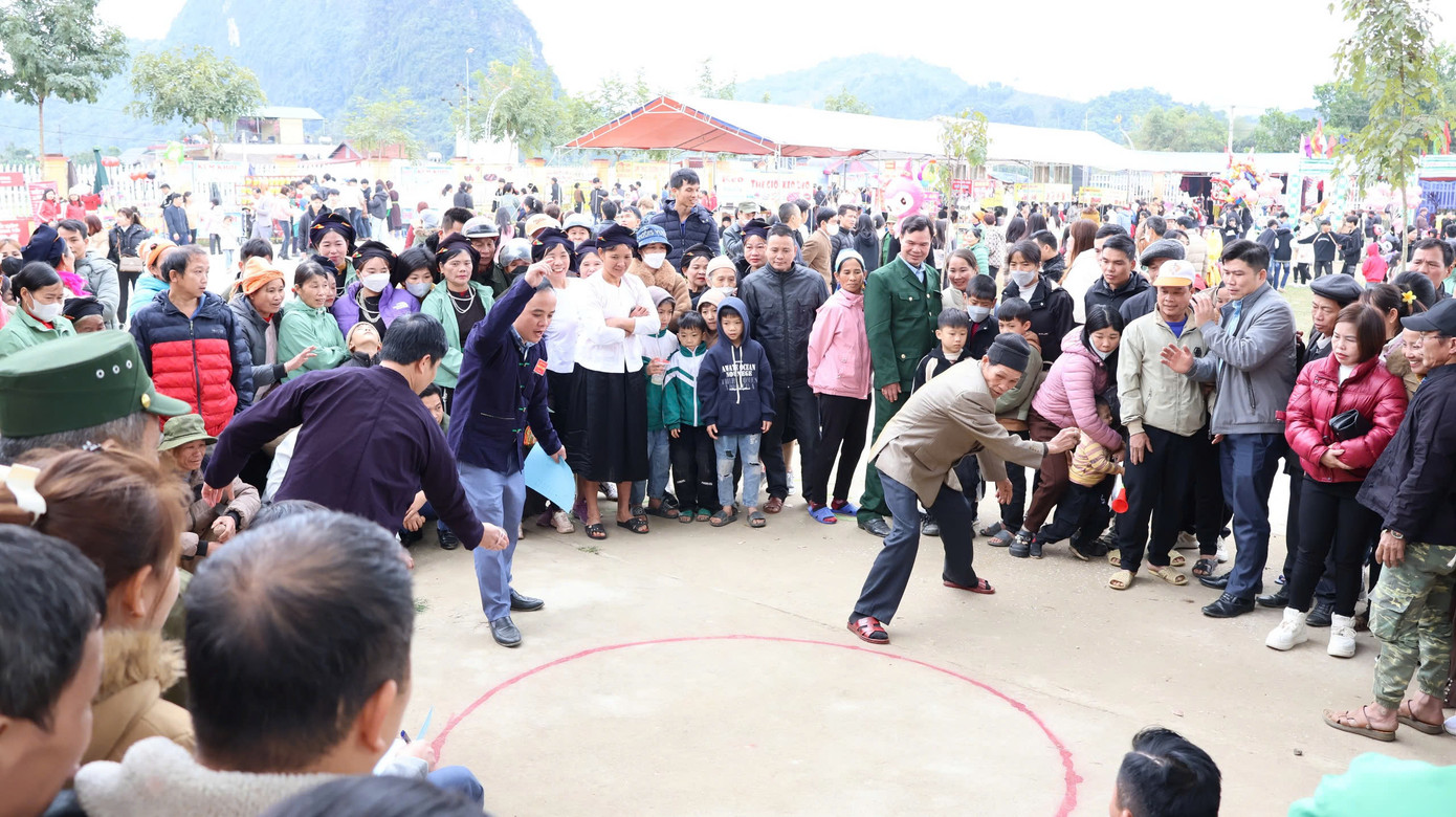 Các hội thi như giã bánh dày, bóng chuyền da và nhiều trò chơi dân gian mang đậm bản sắc văn hóa của đồng bào Tày thu hút đông đảo người xem.