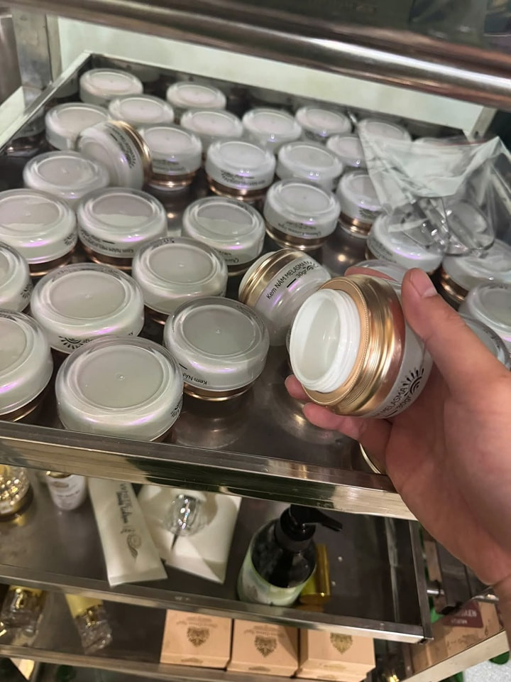 Nhiều sản phẩm là dầu gội, sữa tắm, mỹ phẩm... Nhiều sản phẩm là dầu gội, sữa tắm, mỹ phẩm...