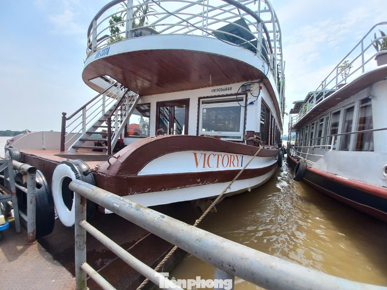 Tàu du lịch neo đậu tại bến Chương Dương.