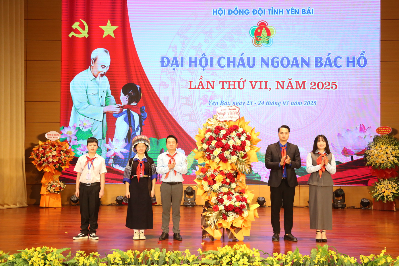Các thành viên trong Hội đồng Đội cụm Tây Bắc bộ tặng lẵng hoa chúc mừng Đại hội. Các thành viên trong Hội đồng Đội cụm Tây Bắc bộ tặng lẵng hoa chúc mừng Đại hội.