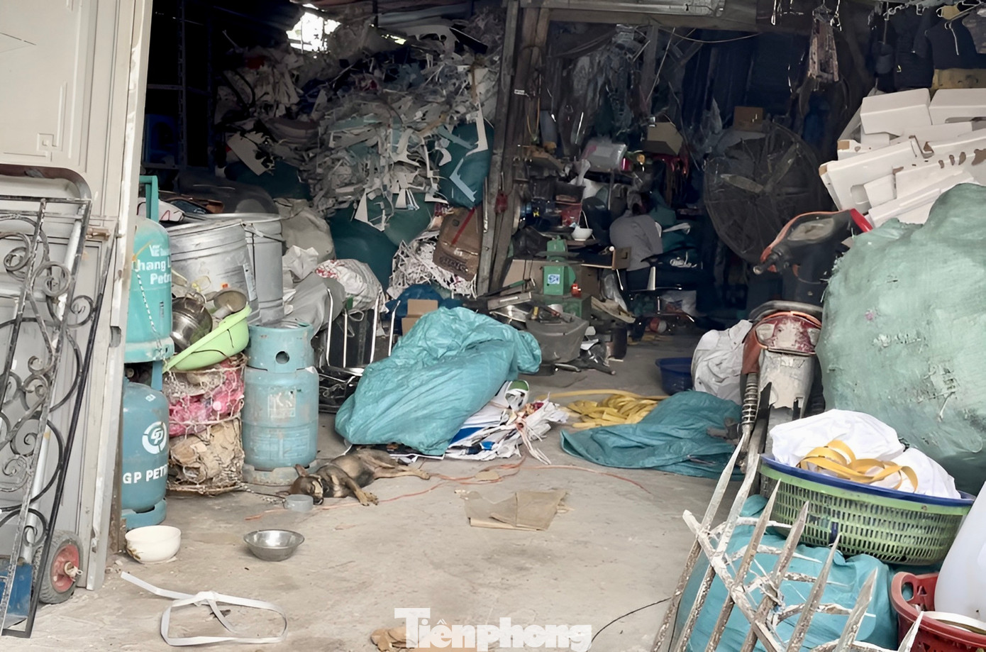 Phía bên trong, đủ loại phế liệu như bình gas, giấy vụn, nhựa,... bầy bừa lộn xộn. Nhiều xe máy cũ nát, máy còn nóng nguyên khi vừa sử dụng cũng đỗ cạnh đống phế liệu dễ cháy. Cùng với đó là hệ thống dây điện chằng chịt, chạy qua cả đống phế liệu.