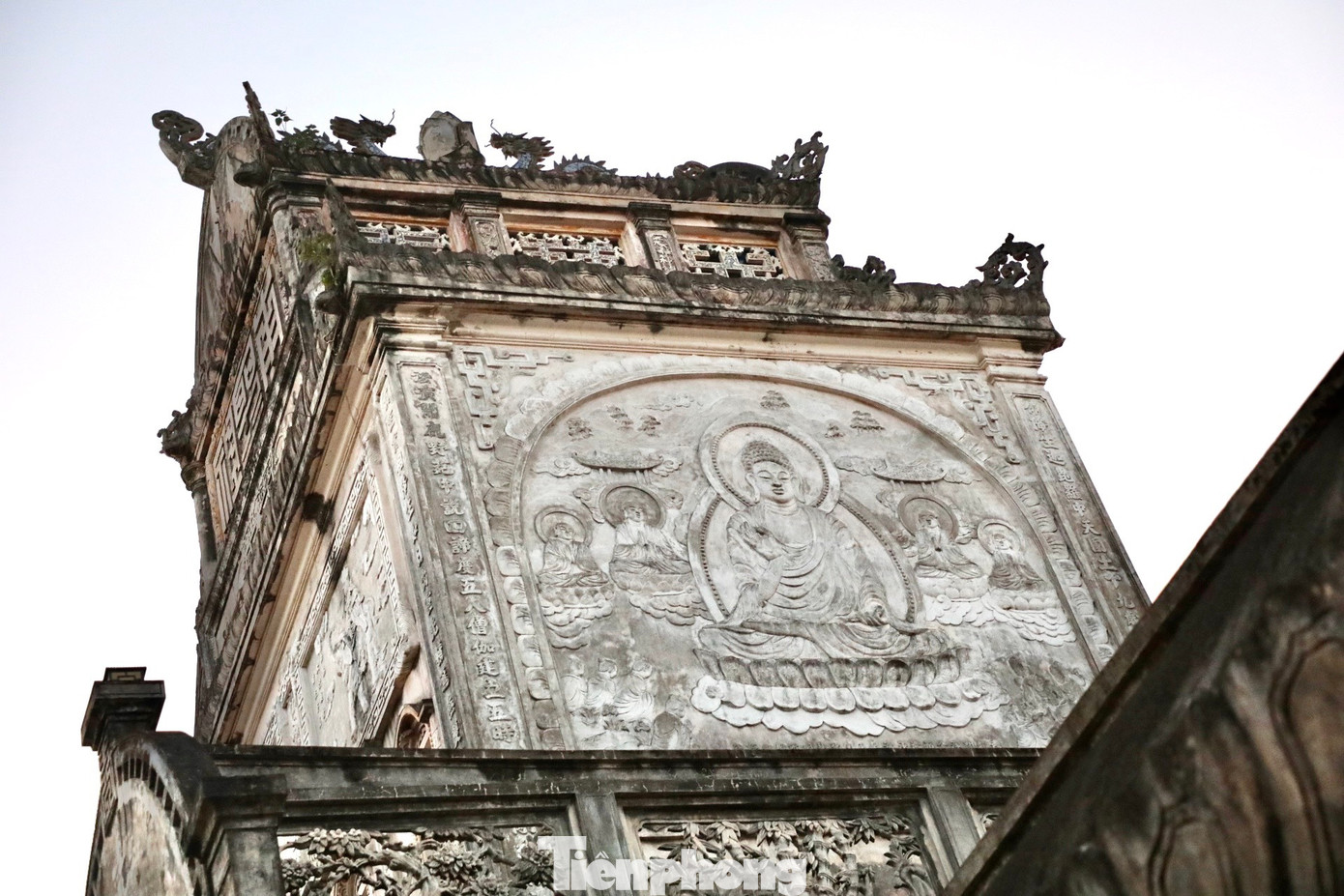 Ngôi Tam Bảo Tòa Chính cung chùa Cổ Lễ đồ sộ, bề thế, cao 29 m, nghệ thuật nhất thốc lâu đài được đẩy đến đỉnh cao, xây dựng, thiết kế theo lối kiến trúc kết hợp giữa Âu và Á, giữa cổ và kim.