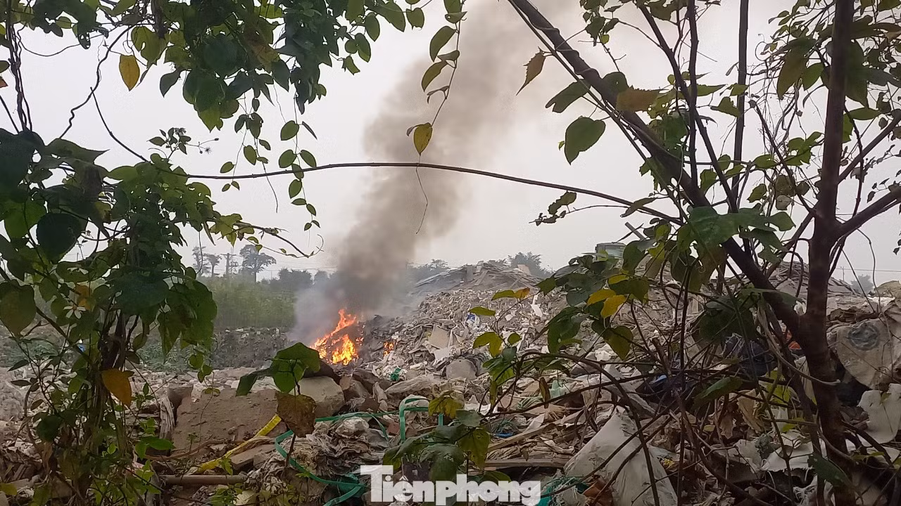 Nhiều ngày theo dõi cho thấy, bãi rác này luôn trong tình trạng đỏ lửa. Cột khói đen kịt, bay thẳng vào khu dân cư. Theo những người sinh sống ở đây, bãi rác này đã có từ lâu, bị đốt thường xuyên. Mỗi khi bãi rác bốc khói, cả khu gần đó phải sống trong bầu không khí ngột ngạt, ô nhiễm.