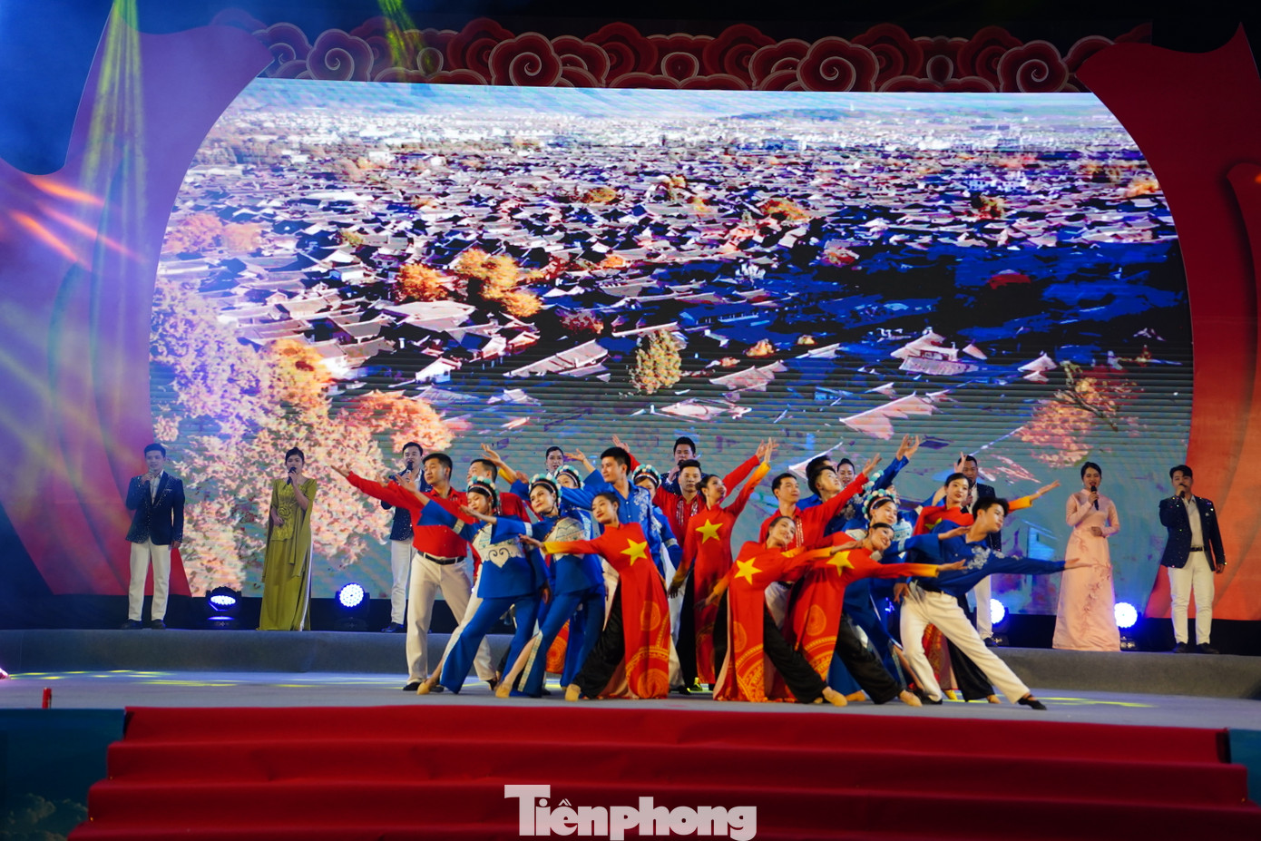 Chương trình có nhiều tiết mục nghệ thuật đặc sắc, mang đậm nét văn hóa của Lào Cai, Việt Nam và châu Hồng Hà, Trung Quốc. Chương trình có nhiều tiết mục nghệ thuật đặc sắc, mang đậm nét văn hóa của Lào Cai, Việt Nam và châu Hồng Hà, Trung Quốc.