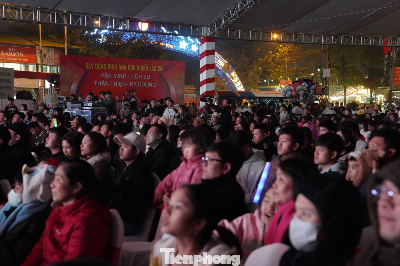 Chương trình có sự tham gia của đông đảo người dân Việt Nam, Trung Quốc. Chương trình có sự tham gia của đông đảo người dân Việt Nam, Trung Quốc.