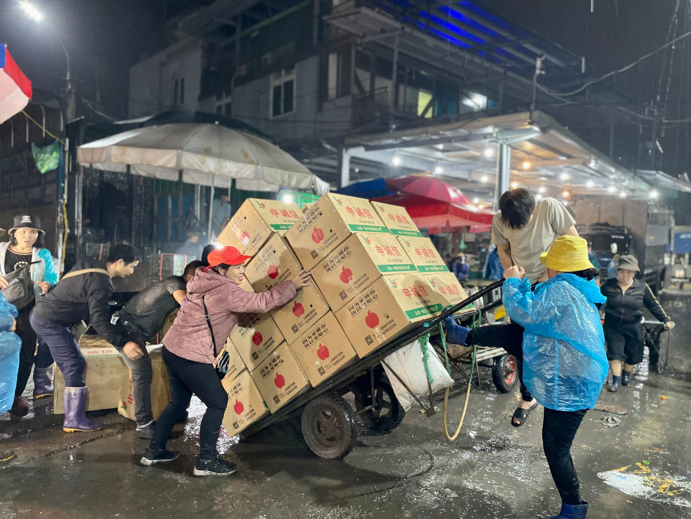 Trong ảnh là một chiếc xe bị lật ngược ra phía sau. Vì quá nặng, nhiều người cùng giúp một cửu vạn nữ mới lật lại xe được.