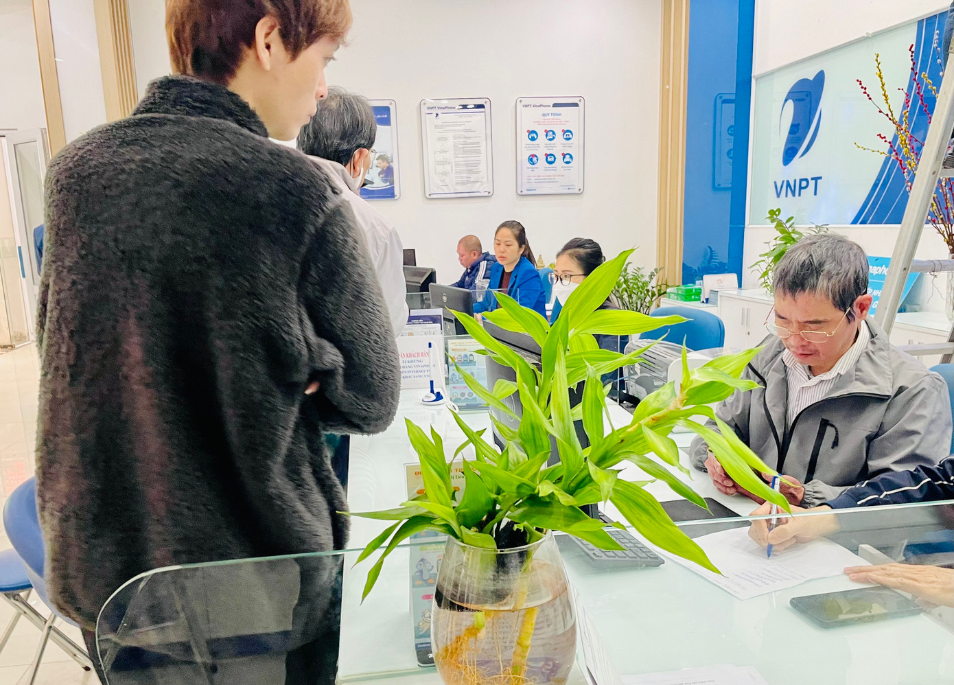 Nhiều khách hàng chờ đợi để kiểm tra thông tin. Trong các khách hàng, có nhiều người cao tuổi muốn ra trực tiếp để kiểm tra. Bà Đặng Thị Đô Thành, 66 tuổi (quận Hai Bà Trưng, Hà Nội), cho biết: "Mặc dù không nhận được tin nhắn hay cuộc gọi từ nhà mạng, tôi vẫn ra điểm giao dịch để kiểm tra lại thông tin". Chị Nguyễn Thị Nga (Long Biên, Hà Nội) cũng làm thủ tục tại đây cho hay, chị mua sim cách đây 15 năm. Những ngày qua chị không nhận được thông báo. Chị tự kiểm tra thì phát hiện thuê bao mang tên người khác nên tá hỏa ra điểm giao dịch này để đổi về chính chủ.