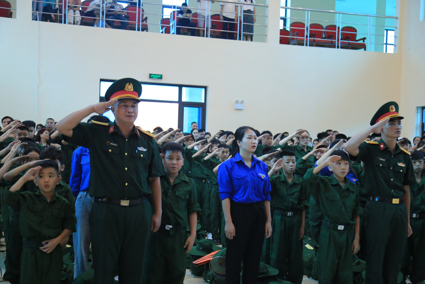 Các chiến sĩ nhí chào cờ, nhận quân tư trang, chính thức bước vào hành trình rèn luyện trong môi trường quân đội.