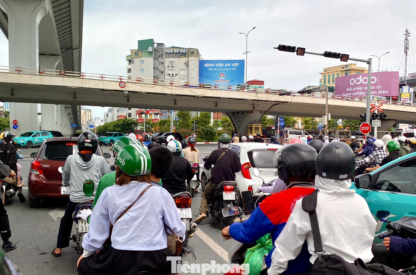Dọc tuyến đường Trường Chinh, Minh Khai (Hà Nội), người đi đường trùm kín mít từ đầu đến chân để tránh cái nắng nóng bỏng rát.