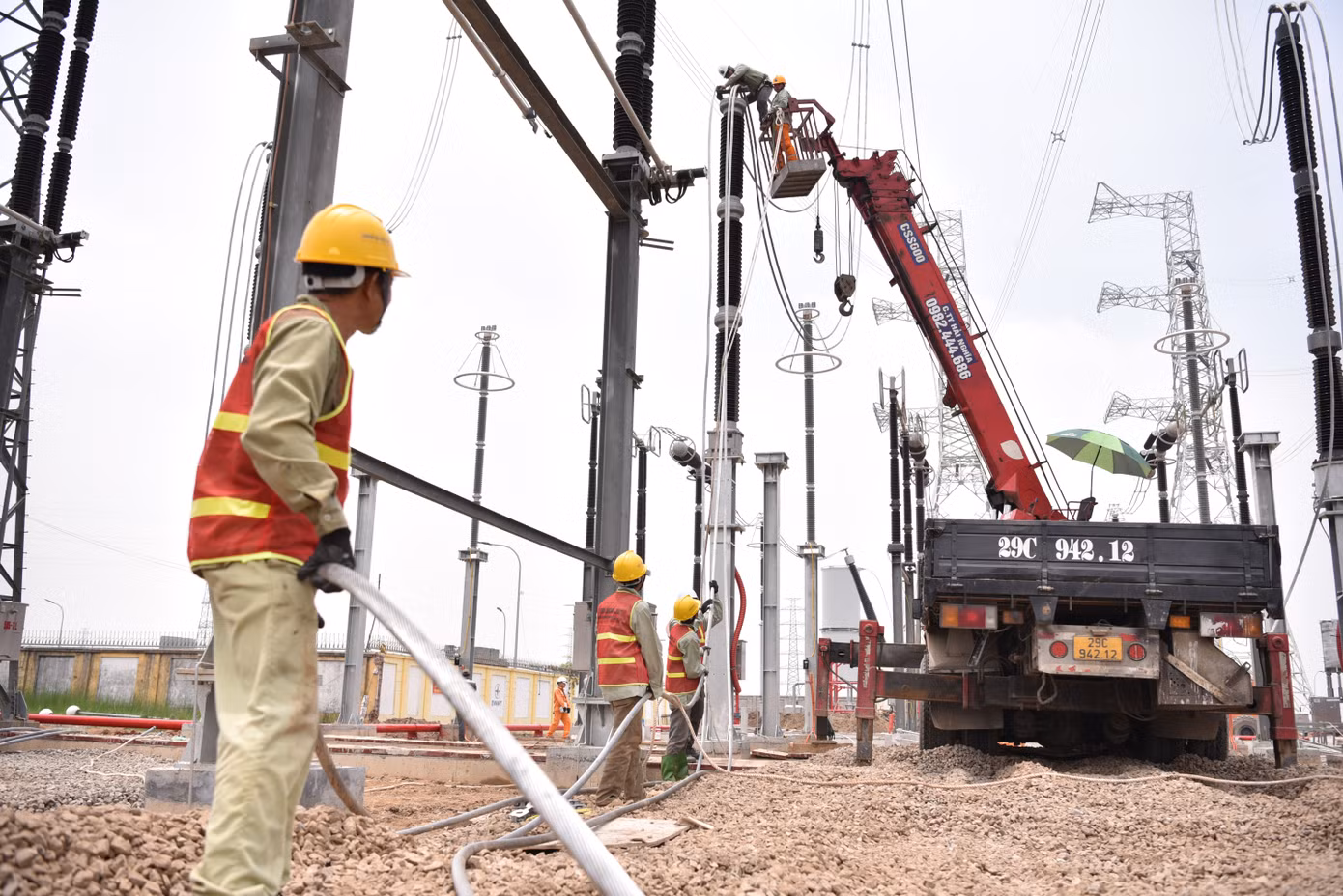 Bên dưới, xe cẩu, công nhân được tăng cường, hỗ trợ việc kéo dây...