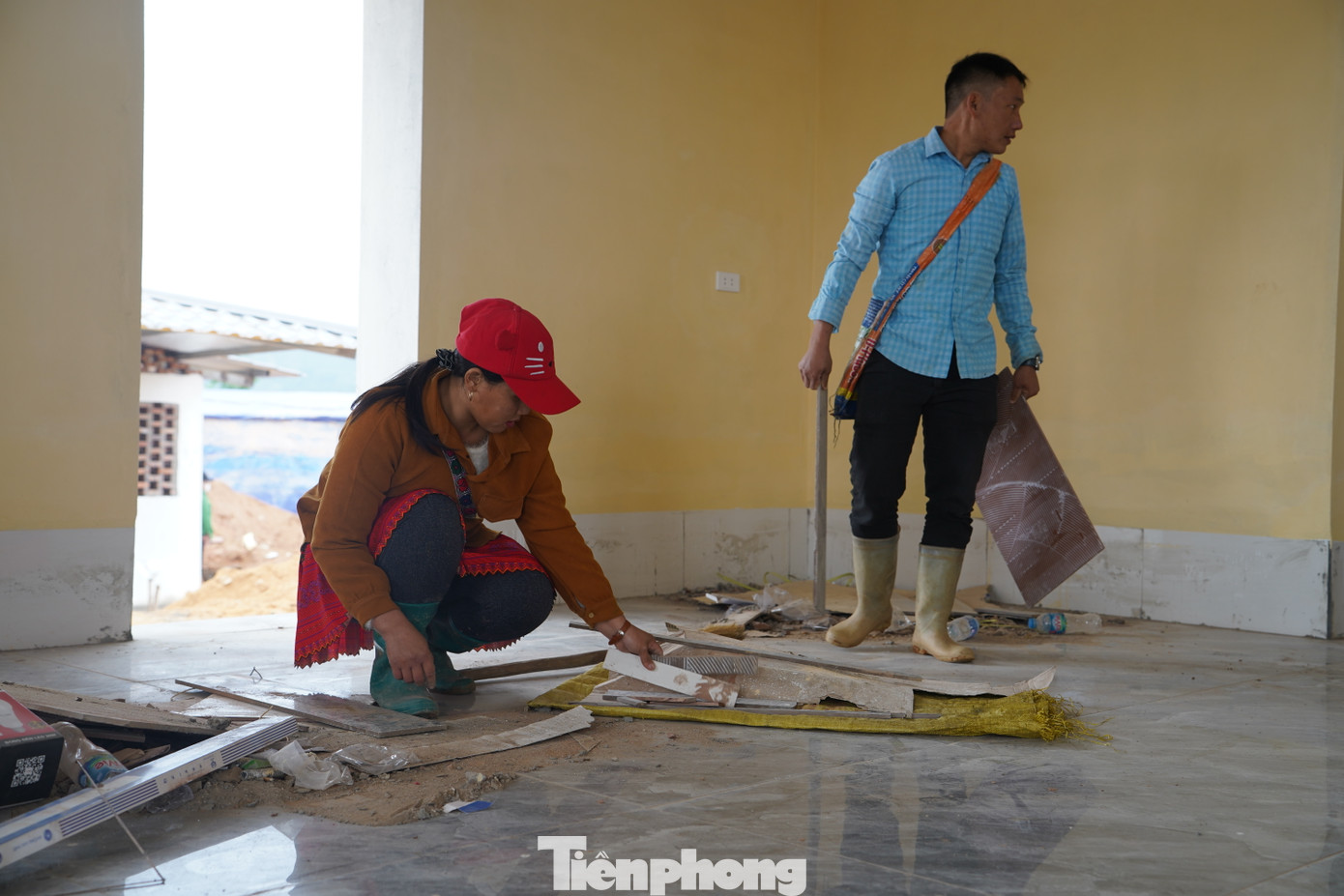 Gia đình chị Ma Thị Pha và anh Sùng A Tú đã lên căn nhà mới tại khu tái định cư Nậm Tông dọn dẹp. "Hiện, chúng tôi đang tiếp tục trồng sắn trên đất thuê của bà con. Thời gian tới, sau khi gia đình 6 người có nơi ở mới ổn định, chúng tôi sẽ tìm đất trồng quế, với hy vọng cuộc sống sẽ ổn định và phát triển hơn", chị Pha chia sẻ.