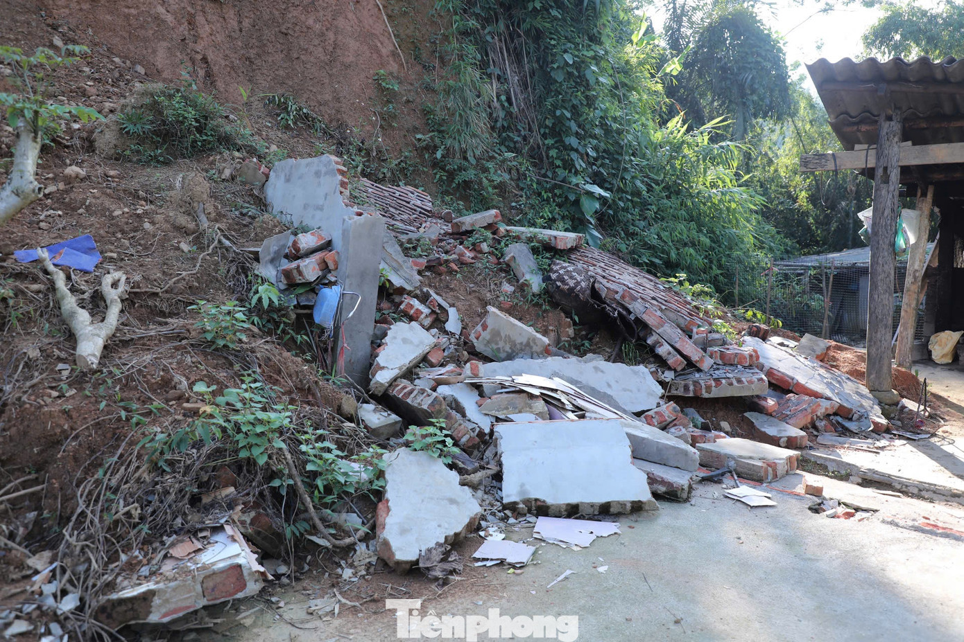 “Một mảng đất núi sập xuống khiến một phần căn nhà bị hư hỏng nặng. May mắn vị trí 3 mẹ con ở không bị ảnh hưởng. Sau đó, mọi người trong bản đã chung tay, dựng lại căn nhà gỗ để chúng tôi ở tạm”, chị Mai nói.