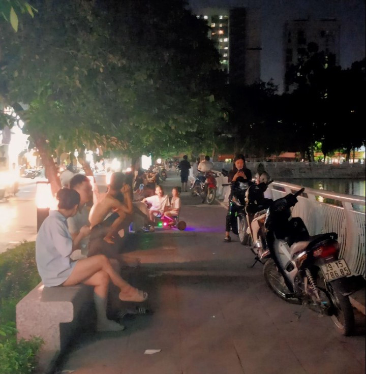 Xe đỗ trên vỉa hè, cản trở người dân tập thể dục