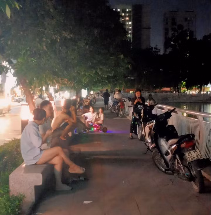 Xe đỗ trên vỉa hè, cản trở người dân tập thể dục