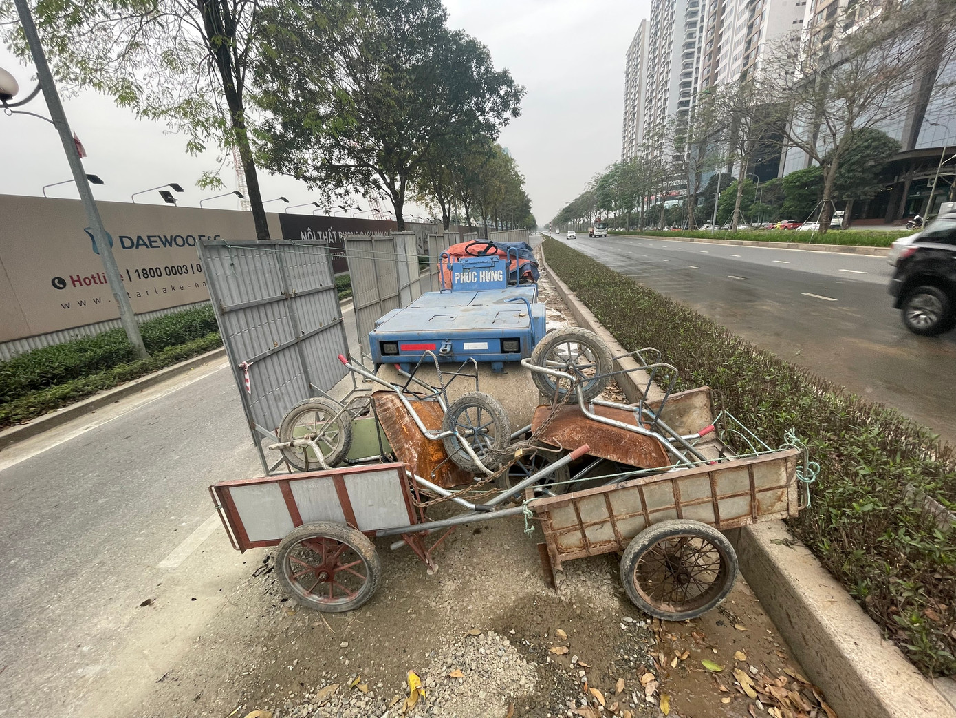 Hà Nội: Đường 10 làn mới thảm xong lại bị đào, rạch dài suốt tuyến ảnh 4