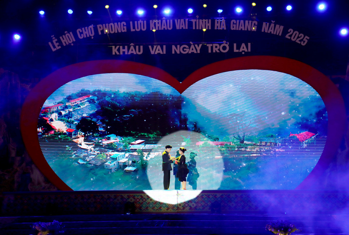 Tái hiện câu chuyện tình yêu giữa chàng Ba và nàng Út (câu chuyện tình giữa nàng Út, con tộc trưởng dân tộc Giáy và chàng trai tên Ba, người dân tộc Nùng trong tiểu thuyết Chuyện tình Khâu Vai của PGS.TS Nguyễn Thế Kỷ). Ảnh: Trần Kế.