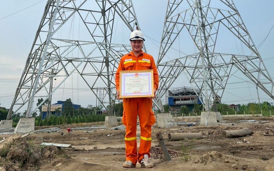Đoàn viên trẻ trong đơn vị nhận bằng khen vì có thành tích xuất sắc. Đoàn viên trẻ trong đơn vị nhận bằng khen vì có thành tích xuất sắc.