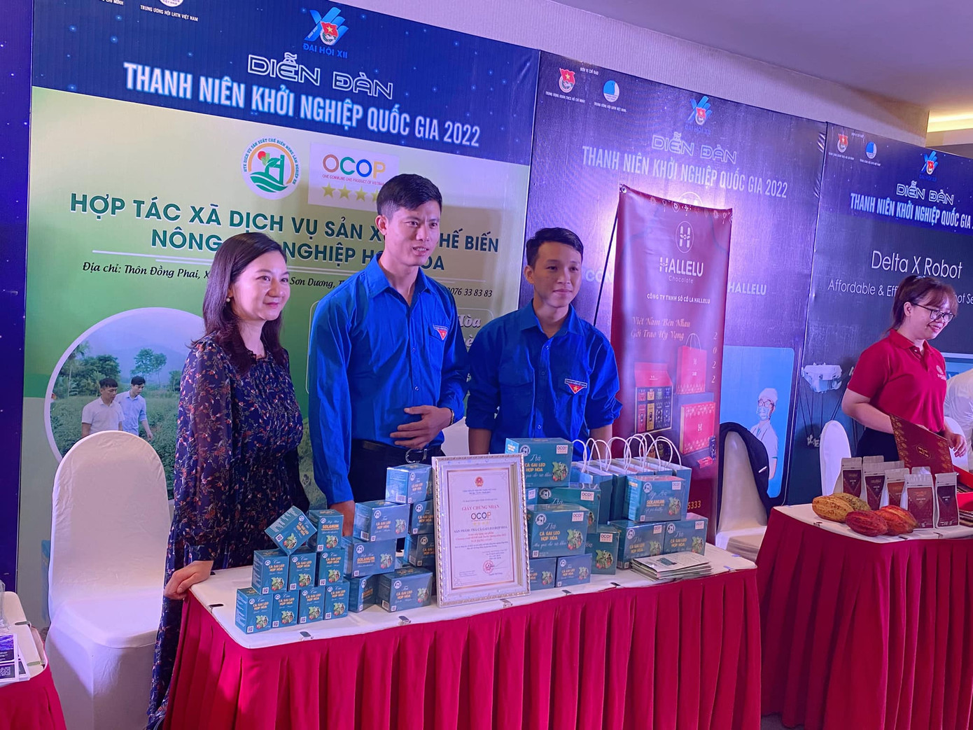 Anh Hoàng (ở giữa) giới thiệu sản phẩm trà túi lọc cà gai leo tại diễn đàn Thanh niên khởi nghiệp Quốc gia năm 2022. Anh Hoàng (ở giữa) giới thiệu sản phẩm trà túi lọc cà gai leo tại diễn đàn Thanh niên khởi nghiệp Quốc gia năm 2022.