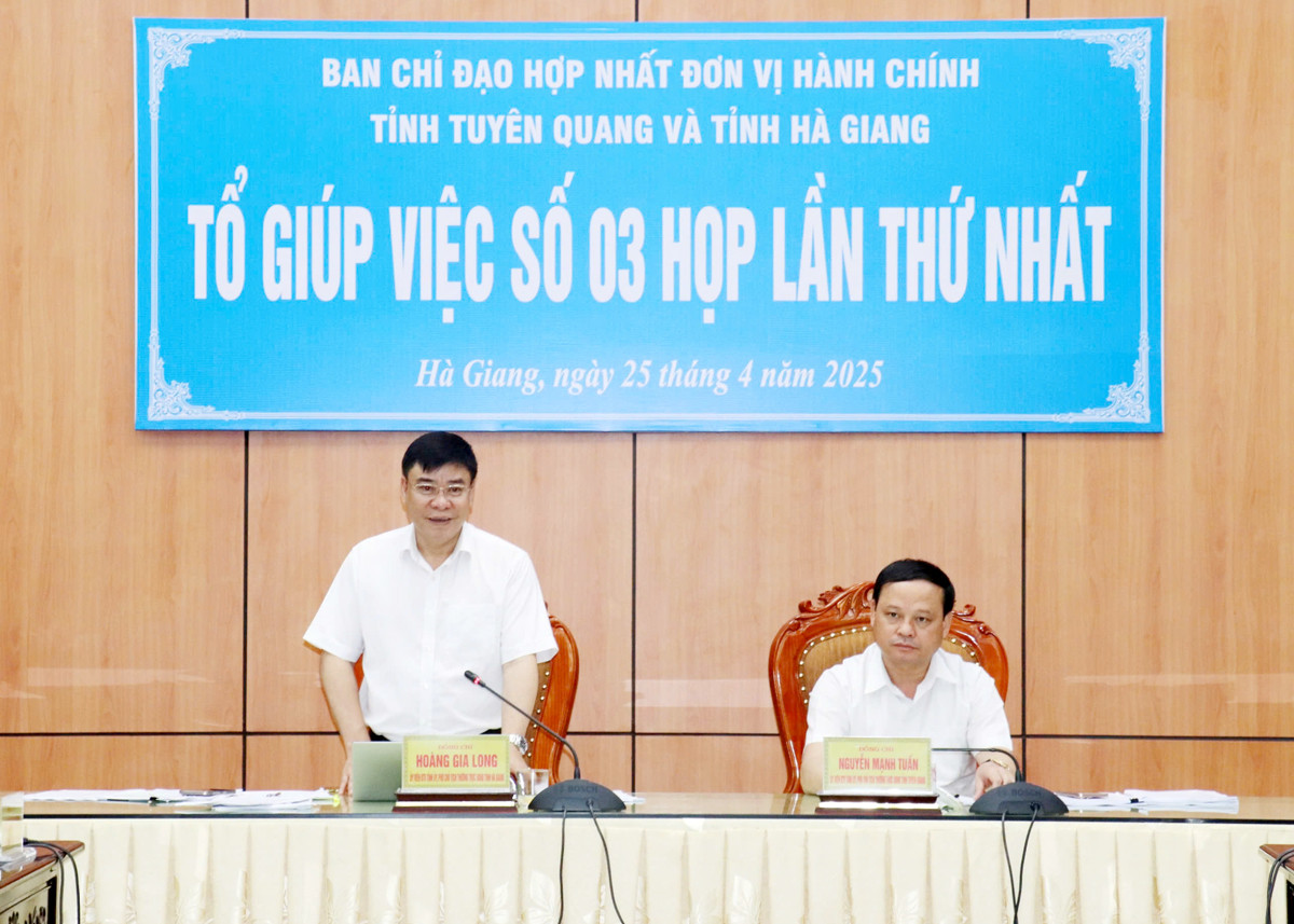 Họp Tổ giúp việc số 3 Ban Chỉ đạo hợp nhất đơn vị hành chính 2 tỉnh Tuyên Quang và Hà Giang. Ảnh: Nguyễn Đoan.