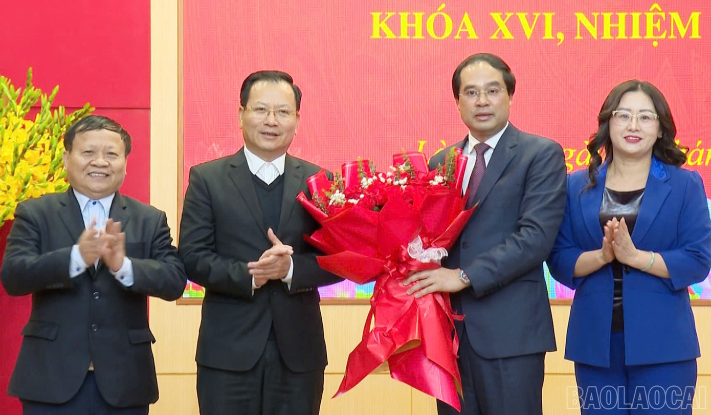 Thường trực UBND tỉnh Lào Cai tặng hoa chúc mừng tân Bí thư Tỉnh ủy Trịnh Xuân Trường. Ảnh: Báo Lào Cai.