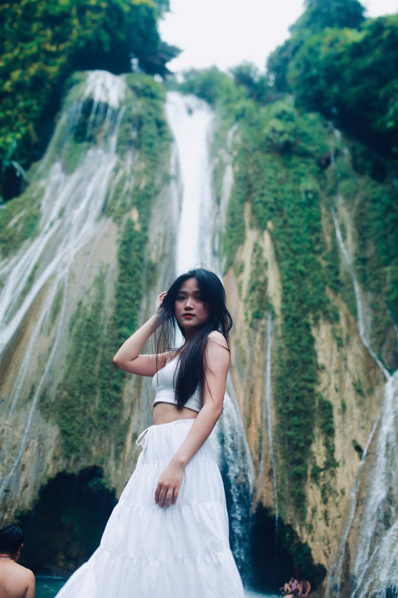 Nguyễn Phương Mai, du khách đến từ Hải Phòng, cho biết biết đến thác Khuổi Nhi nhờ độ nổi tiếng của bộ phim Thám tử Kiên. “Tôi cùng nhóm bạn đã lên lịch từ sớm để đến đây. Khi tận mắt chứng kiến, khung cảnh còn đẹp hơn cả trong phim, thật sự là một trải nghiệm tuyệt vời”, Mai chia sẻ.