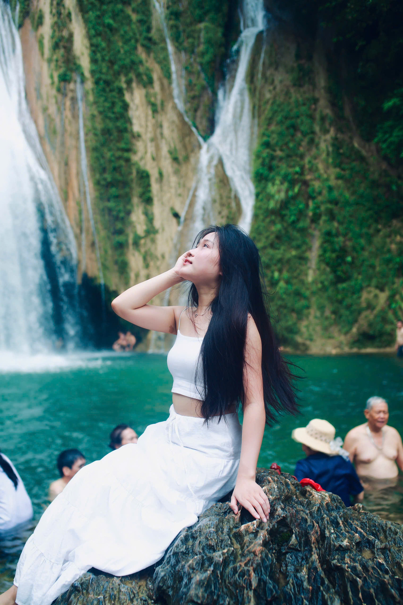 Nguyễn Phương Mai, du khách đến từ Hải Phòng, cho biết biết đến thác Khuổi Nhi nhờ độ nổi tiếng của bộ phim Thám tử Kiên. “Tôi cùng nhóm bạn đã lên lịch từ sớm để đến đây. Khi tận mắt chứng kiến, khung cảnh còn đẹp hơn cả trong phim, thật sự là một trải nghiệm tuyệt vời”, Mai chia sẻ.