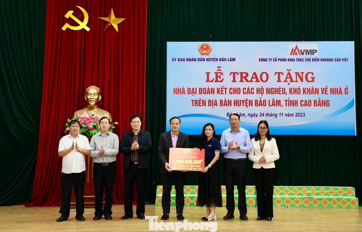 Lãnh đạo VMPCo trao tặng 2,2 tỷ đồng cho UBND huyện Bảo Lâm.