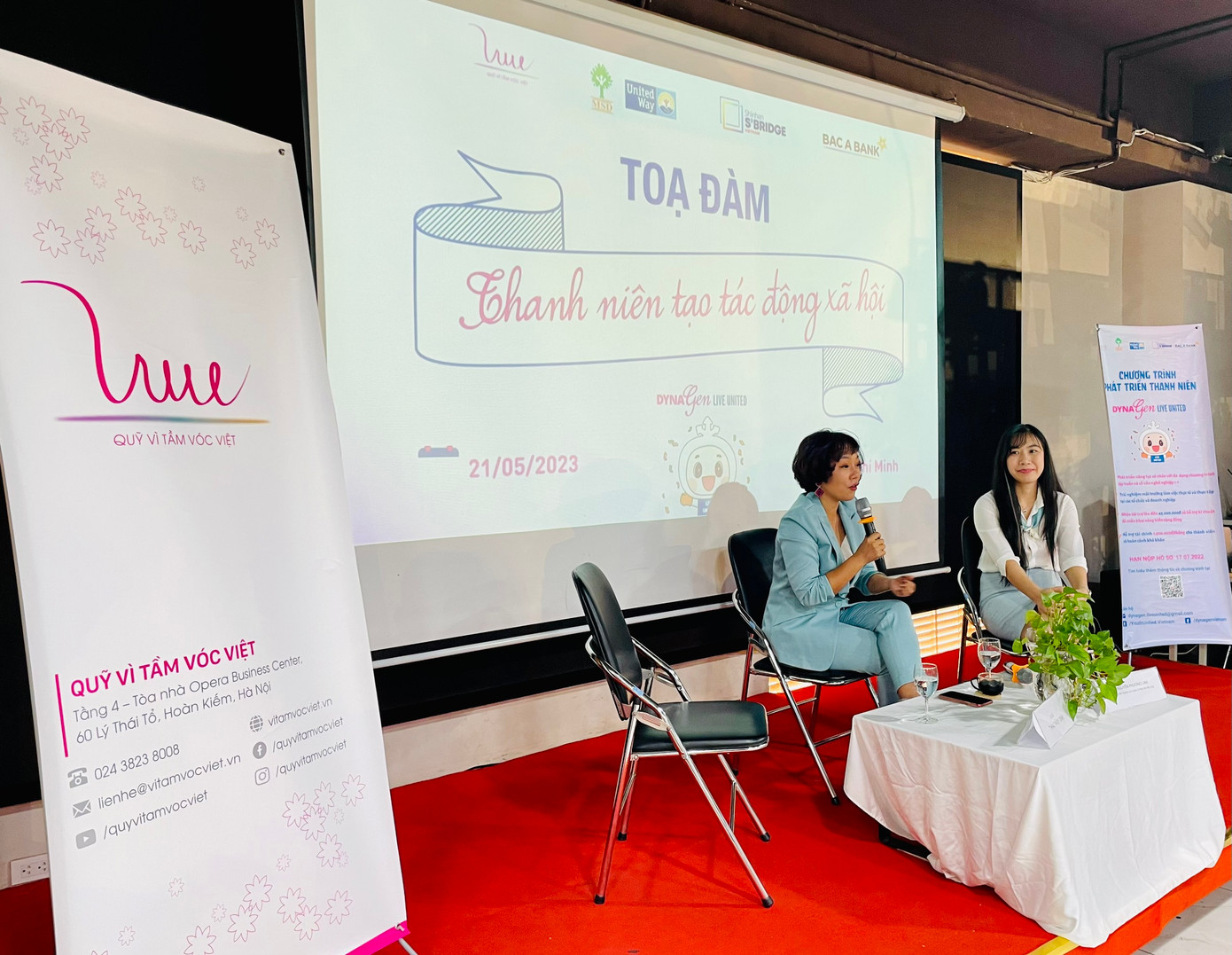 Ca sĩ Thái Thùy Linh và bà Nguyễn Phương Linh trong buổi tọa đàm.