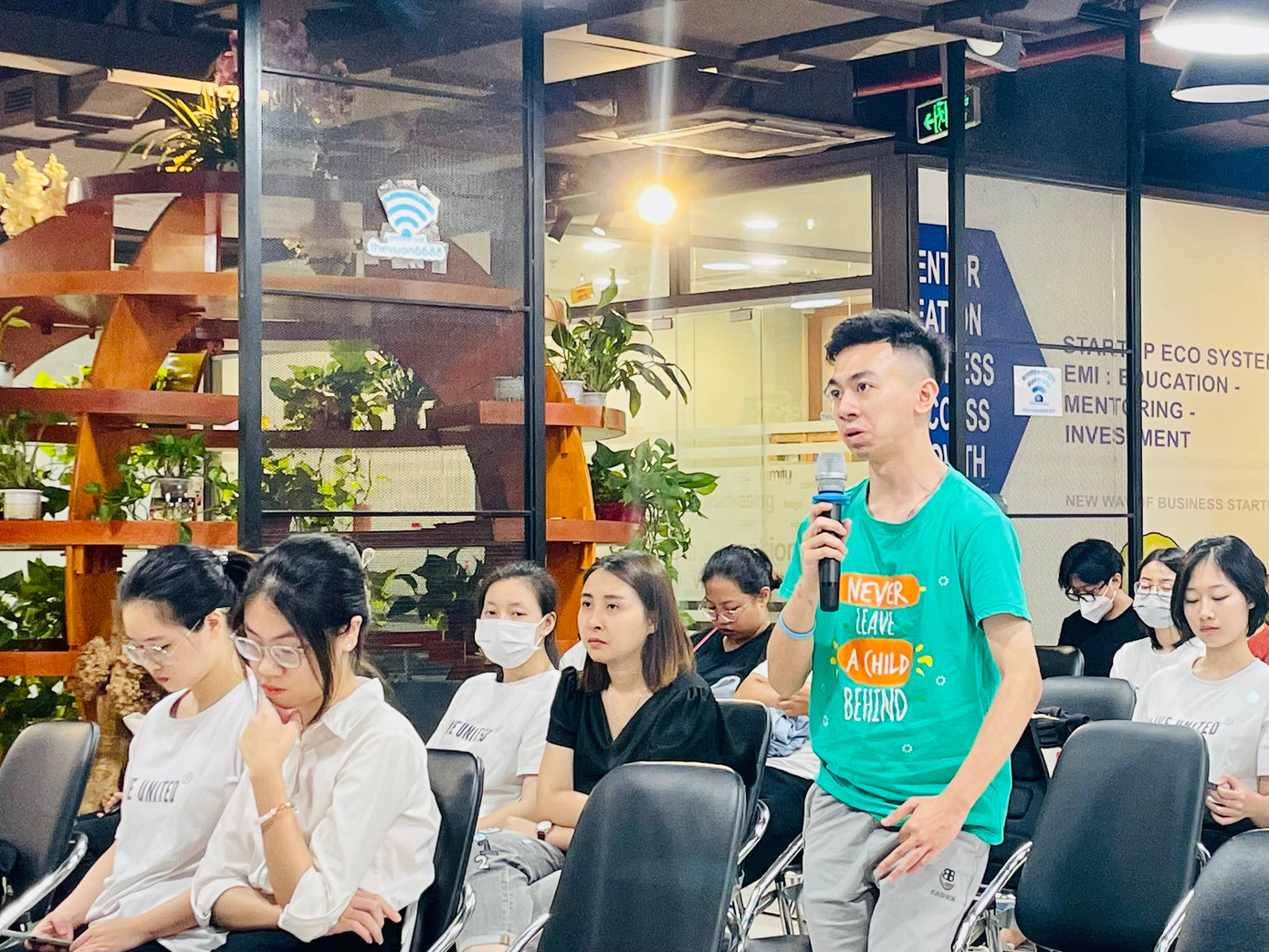 Thanh niên đưa ra câu hỏi tại buổi tọa đàm.