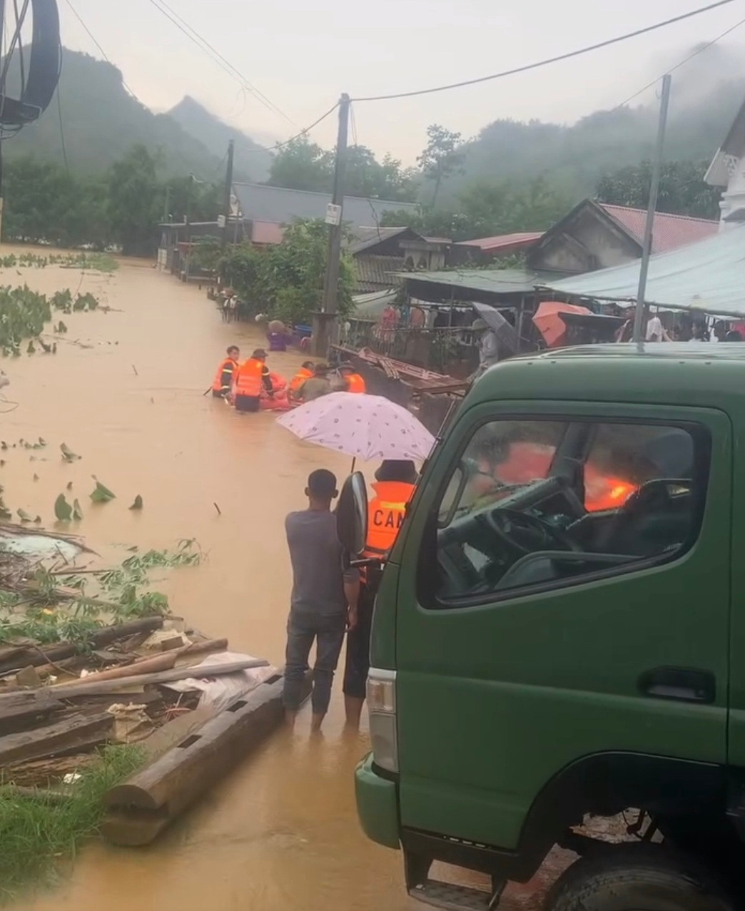 Tại xã Bản Giang (huyện Tam Đường) có hơn 70 ngôi nhà bị ngập, trong đó tập trung nhiều nhất ở bản Đoàn Kết với 40 hộ, Bản Giang có 20 hộ và một số bản khác. Đặc biệt, một số ngôi nhà ở bản Đoàn Kết đã ngập sâu đến ngang lưng. Ghi nhận tại bản Đoàn Kết - trung tâm xã Bản Giang, huyện Tam Đường (tỉnh Lai Châu), lực lượng Cảnh sát PCCC và CNCH, Cảnh sát Cơ động cùng chính quyền địa phương đã khẩn trương có mặt.