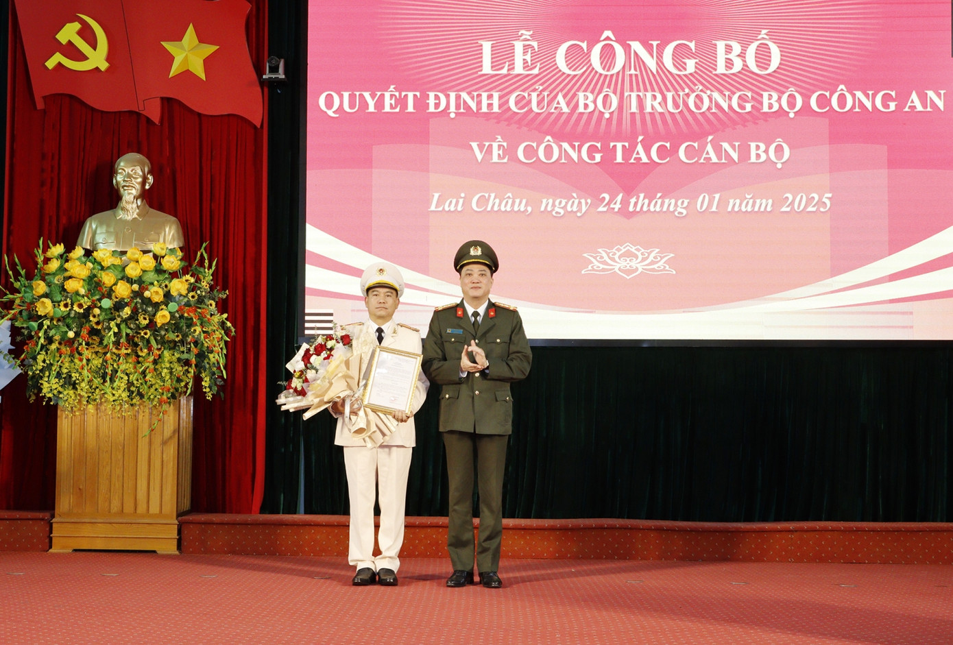 Thừa uỷ quyền của Bộ trưởng Bộ Công an, Đại tá Nguyễn Viết Giang Giám đốc Công an tỉnh Lai Châu trao quyết định bổ nhiệm chức vụ Phó Giám đốc cho Thượng tá Giàng A Tằng. Ảnh: Cổng thông tin Lai Châu.