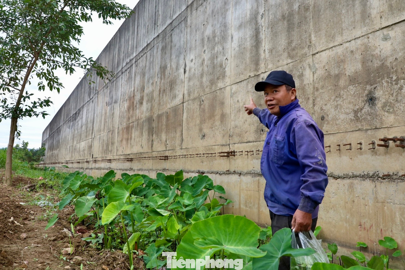 Ông Lê Văn Trần (tổ 2, phường Trưng Vương, TP. Thái Nguyên) chia sẻ, từ khi thi công dự án, cuộc sống của người dân ven sông Cầu bị đảo lộn, cùng với đó là nỗi lo lắng khi mùa lũ về. “Nhiều hộ đã nhận tiền bồi thường giải phóng mặt bằng từ lâu, nhưng dự án bỏ ngang, không thi công nữa làm ảnh hưởng cuộc sống, sinh hoạt của người dân. Nhiều đoạn họ đã phá bỏ đê cũ, trong khi chưa xây xong đê mới. Đối với đê đất sẽ không có khả năng chống chịu khi lũ về. Mong các cấp, lãnh đạo quan tâm, sớm có phương án giải quyết để người dân ổn định cuộc sống”, ông Trần than thở.