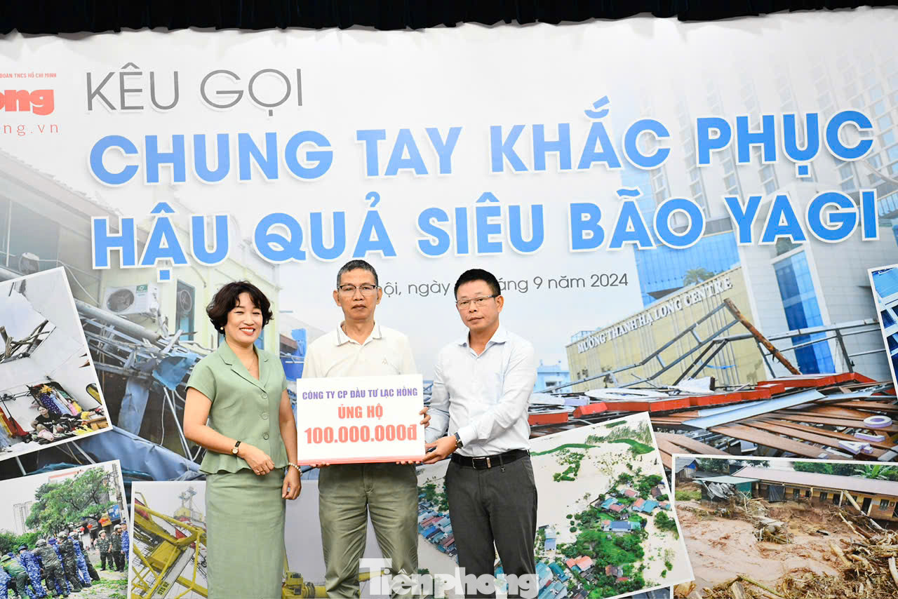 Ông Trần Chí Chung, Chánh văn phòng Công ty CP Đầu tư Lạc Hồng đại diện Cty ủng hộ 100 triệu đồng.