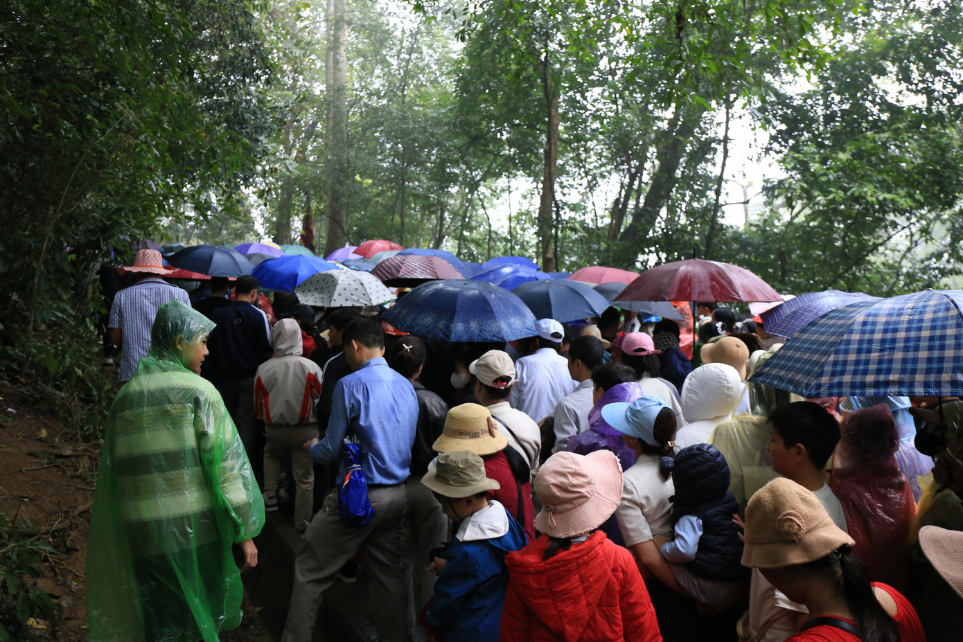 Mặc dù dòng người đổ về ngày một đông, nhưng ai nấy đều có ý thức, nên tình hình an ninh được đảm bảo, không có cảnh chen lấn xô đẩy.
