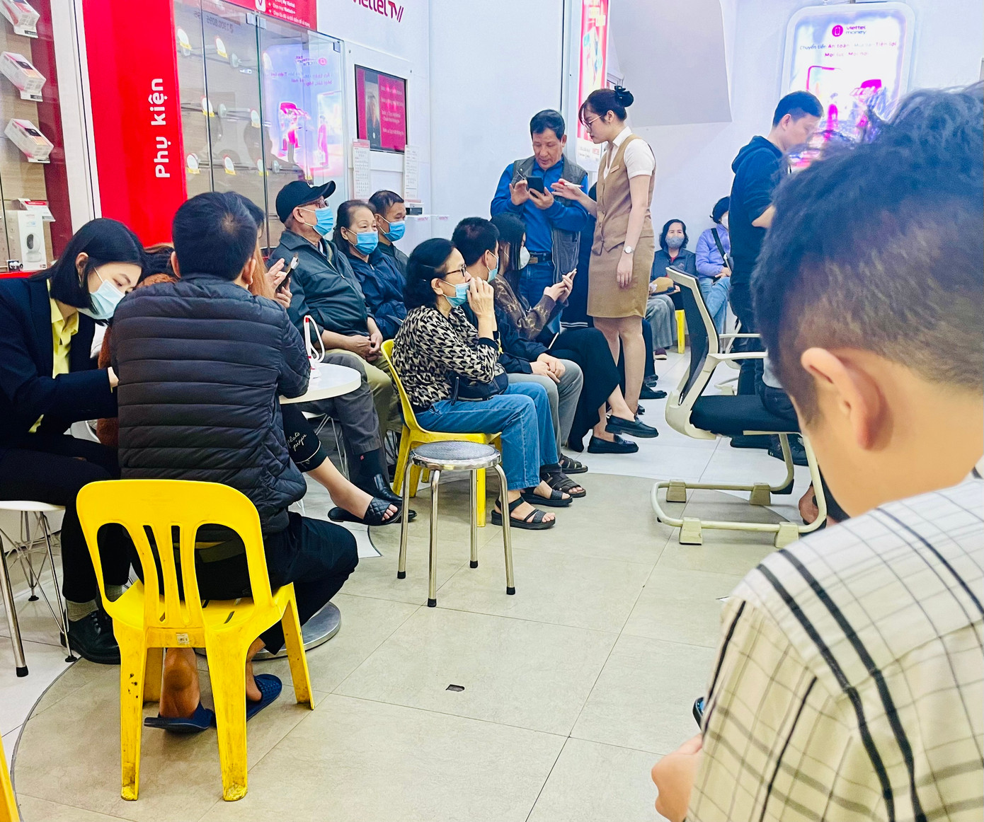 Trong các khách hàng đến giao dịch, rất nhiều người đến để cập nhật thông tin từ số chứng minh thư sang thẻ căn cước.