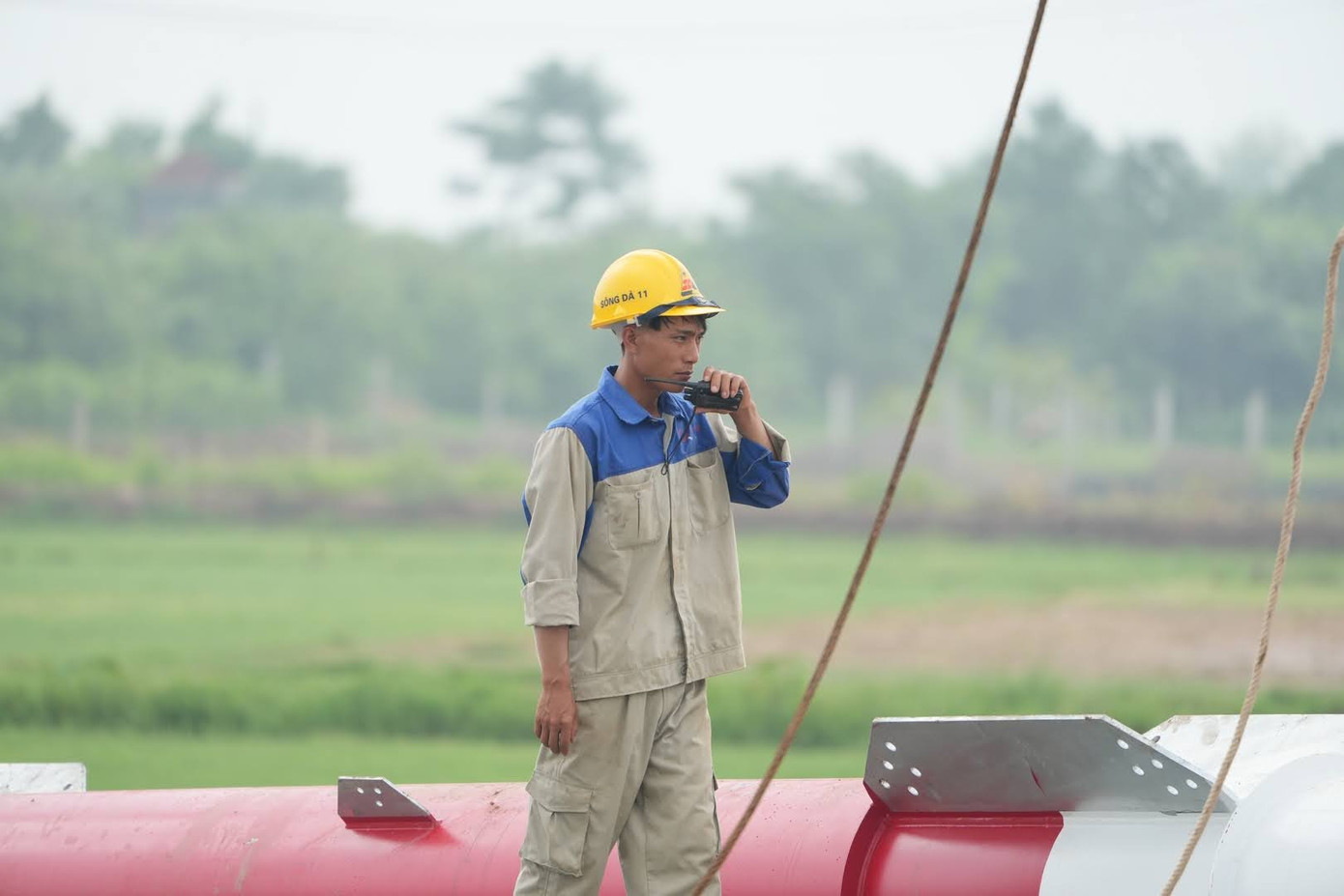 Những công đoạn trên, dưới được kết nối với nhau qua bộ đàm.