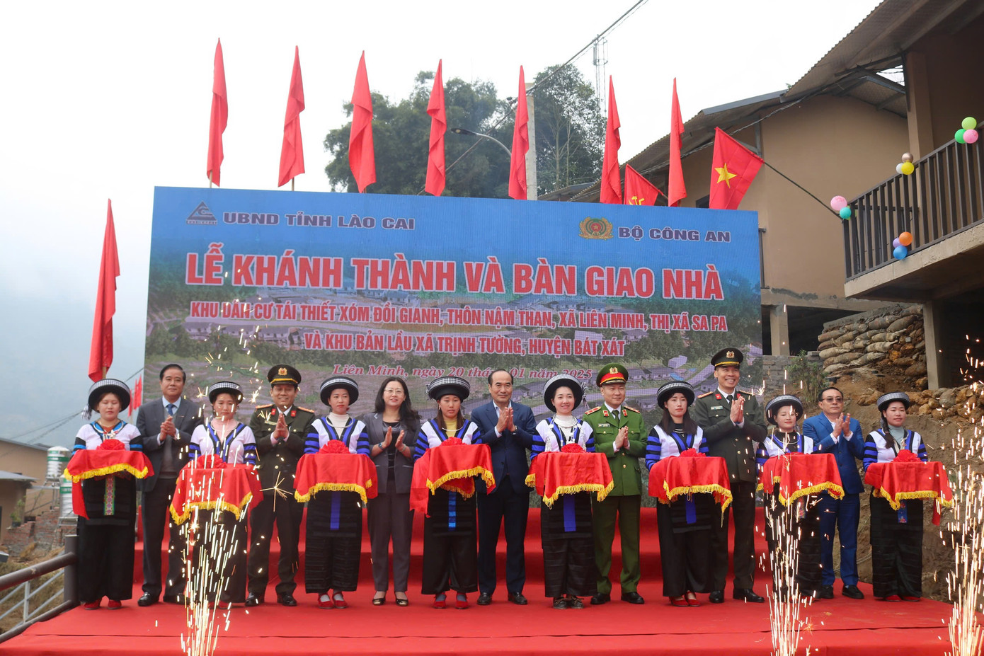 Các đại biểu cắt băng khánh thành và bàn giao nhà khu dân cư tái thiết xóm Đồi Gianh, thôn Nậm Than, thị xã Sa Pa và khu tái định cư Bản Lầu, xã Trịnh Tường, huyện Bát Xát.