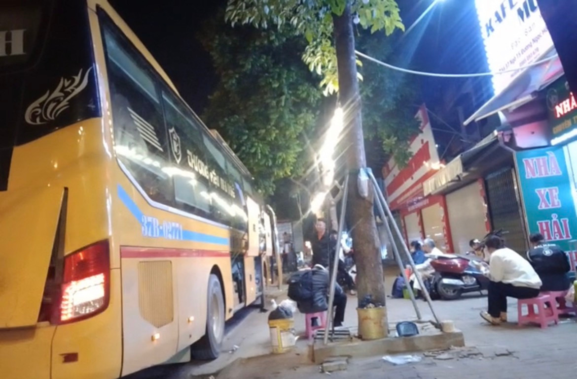 Nhà xe Hải Bình, X.E Việt Nam có văn phòng ở ngõ 15 Ngọc Hồi... ảnh đón trả, khách tại các văn phòng đại diện xung quanh bến xe, tạo thành "thủ phủ" xe dù, bến cóc hoạt động tấp nập. Nhà xe Hải Bình, X.E Việt Nam có văn phòng ở ngõ 15 Ngọc Hồi... ảnh đón trả, khách tại các văn phòng đại diện xung quanh bến xe, tạo thành "thủ phủ" xe dù, bến cóc hoạt động tấp nập.