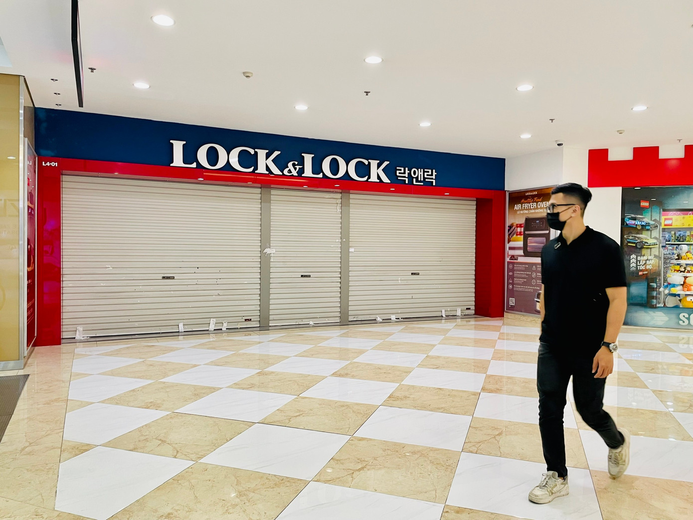 Một gian hàng dừng hoạt động mà không có bất kỳ một thông báo nào.