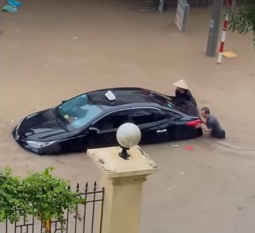 Ngập sâu tại một số tuyến đường gần quảng trường Nguyễn Tất Thành, Tp. Tuyên Quang. Người dân phải xuống đẩy xe. Ảnh: NDCC. Ngập sâu tại một số tuyến đường gần quảng trường Nguyễn Tất Thành, Tp. Tuyên Quang. Người dân phải xuống đẩy xe. Ảnh: NDCC.