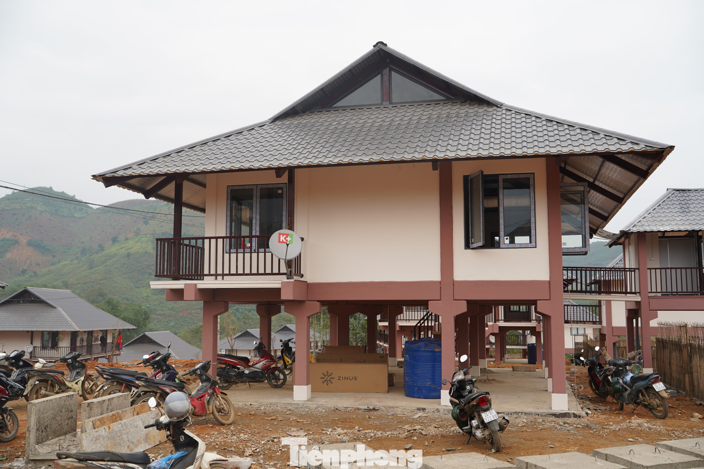 Bà Lương Thị Inh (70 tuổi) tâm sự, khi dọn đồ vào nhà mới, bà mừng đến khóc. Bà Inh cảm ơn sự quan tâm của Đảng, Nhà nước, Quân đội, cùng sự giúp đỡ, đùm bọc của người dân cả nước.