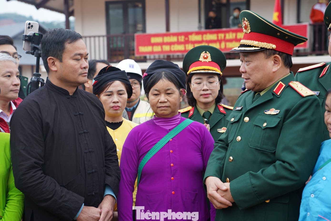 Chủ tịch UBND tỉnh Lào Cai cho biết, sau này, Làng Nủ sẽ là ngôi làng hạnh phúc, là nơi đáng sống để xứng đáng với tình yêu thương, đùm bọc của đồng bào cả nước và sự chung tay giúp đỡ người dân làng Nủ suốt thời gian qua.