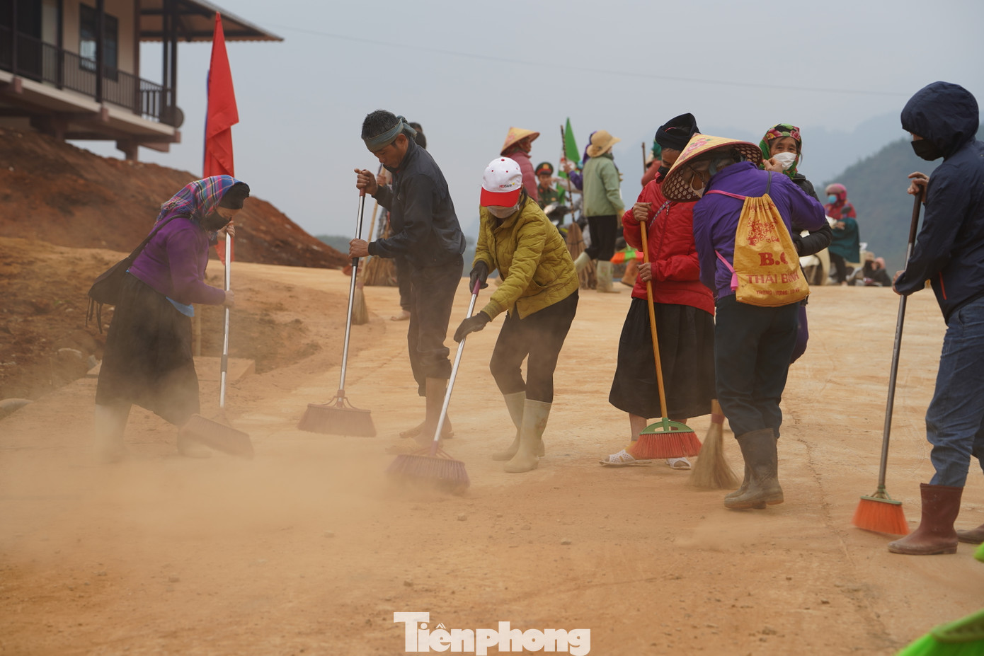 Từ sáng sớm 15/12, người dân địa phương đã đến khu tái thiết thôn Làng Nủ để hỗ trợ bà con Làng Nủ vận chuyển đồ đạc, hoàn thiện những công việc cuối cùng trước khi nhận nhà mới. Trong ảnh: Người dân Làng Nủ dọn đường, nhà cửa, chăm sóc vườn hoa tại nơi ở mới.