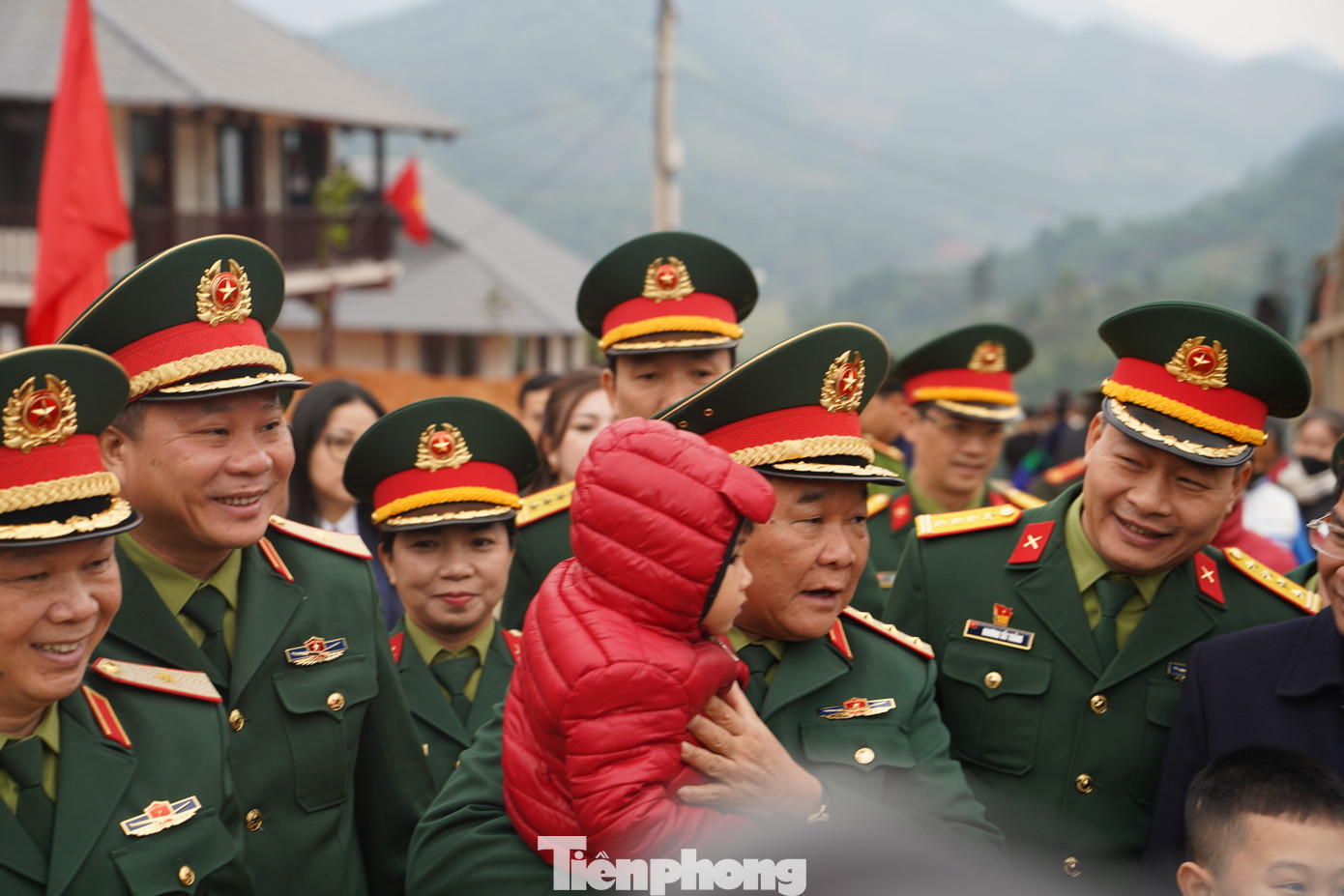 Bàn giao những ngôi nhà mới đến người dân Làng Nủ, Thượng tướng Hoàng Xuân Chiến - Thứ trưởng Bộ Quốc phòng chia sẻ những đau thương, mất mát mà đồng bào vùng lũ Lào Cai trải qua. Thượng tướng Hoàng Xuân Chiến mong người dân vượt qua nỗi đau thương và mất mát để tiếp tục cuộc sống, tiếp tục cố gắng hướng về tương lai.