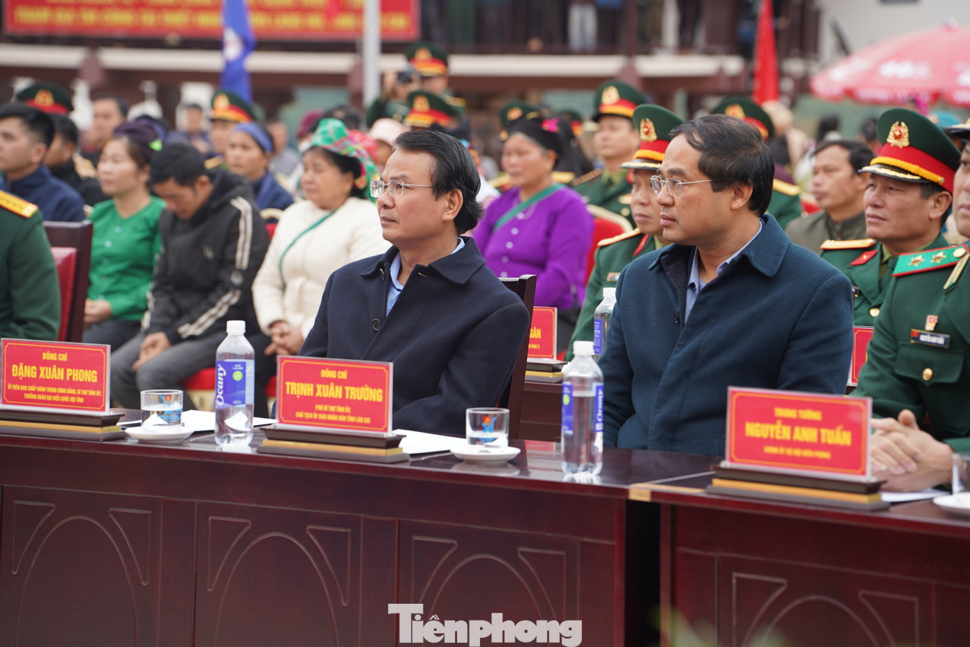 Vào 9h hôm nay (15/12), Lễ bàn giao 40 ngôi nhà sàn theo kiến trúc truyền thống dân tộc Tày cho các hộ dân Làng Nủ (trong đó 33 ngôi nhà đã có chủ), được tổ chức sau gần 3 tháng thi công.