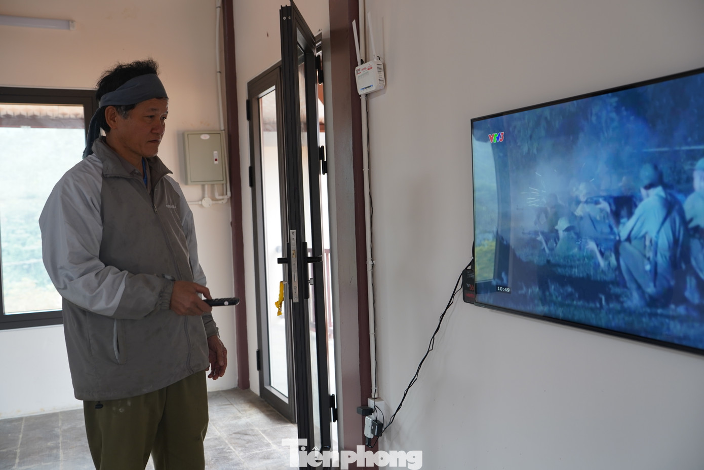 Ông Hoàng Văn Vinh (55 tuổi) vừa sắp xếp đồ đạc trong nhà vừa cho biết, đến nơi ở mới cuộc sống sẽ ổn định hơn. Ông cảm ơn Đảng, Nhà nước, Quân đội đã quan tâm, giúp đỡ bà con.