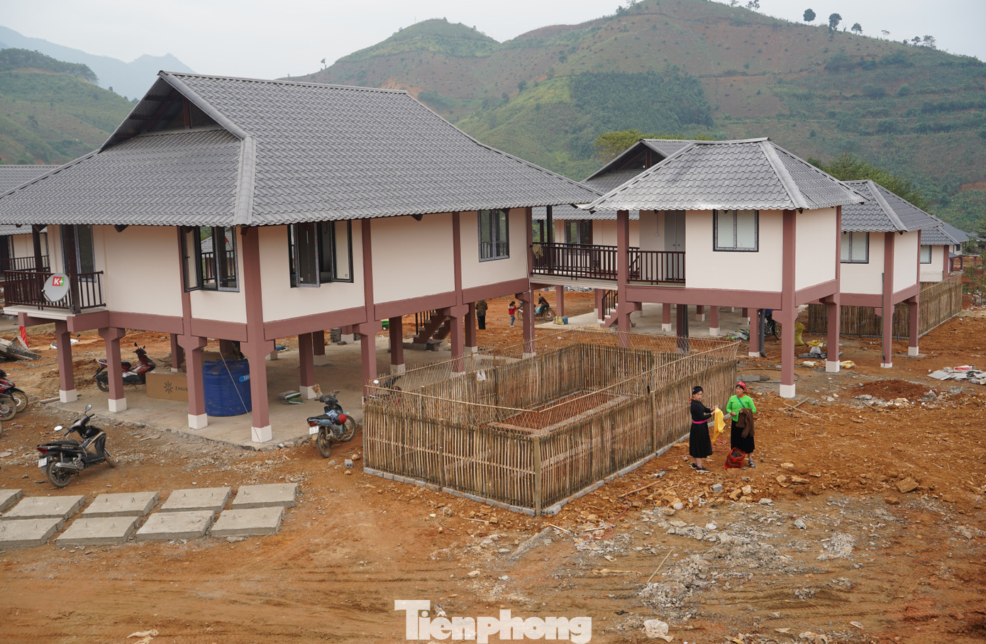 Bà Lương Thị Inh (70 tuổi) tâm sự, khi dọn đồ vào nhà mới, bà mừng đến khóc. Bà Inh cảm ơn sự quan tâm của Đảng, Nhà nước, Quân đội, cùng sự giúp đỡ, đùm bọc của người dân cả nước.